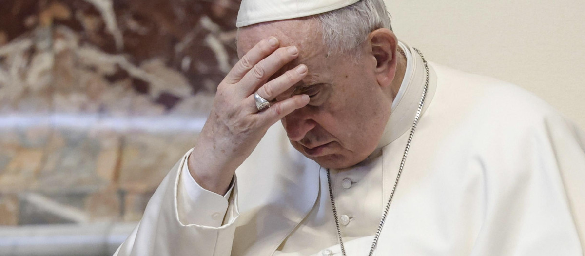 El Santo Padre sentado durante la celebración de una misa este lunes en el Vaticano