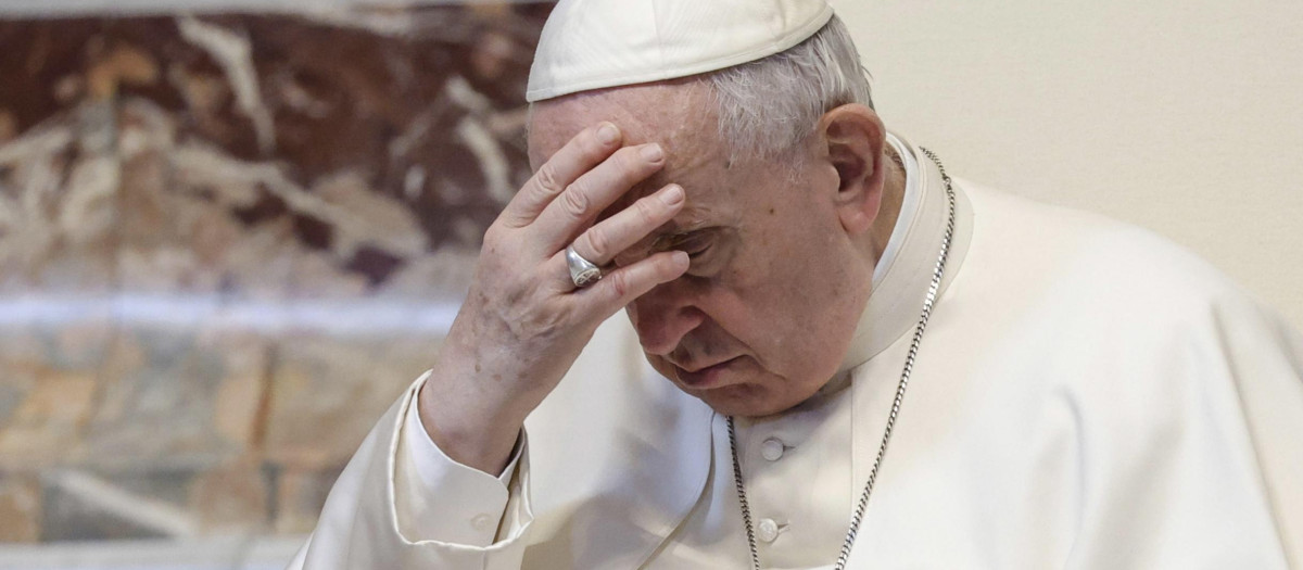 El Santo Padre sentado durante la celebración de una misa este lunes en el Vaticano