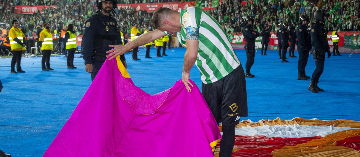 Joaquín Sanchez da unos pases de salón con el capote en la celebración de la Copa del Rey para el Betis
