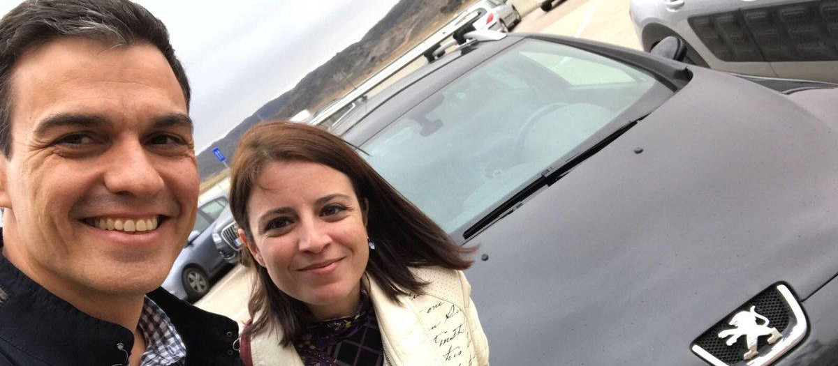 Pedro Sánchez posa para su Twitter con su Peugeot 407 y Adriana Lastra