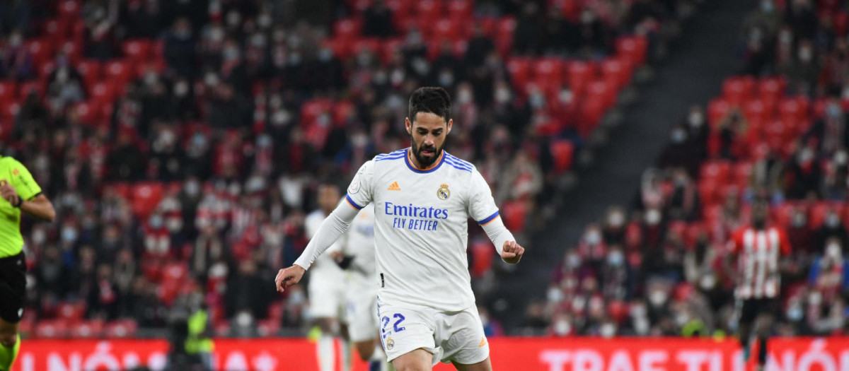 Isco conduce el balón en San Mamés