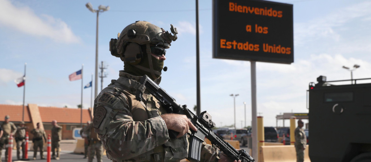 Agentes de la Oficina de Aduanas y Protección Fronteriza de EE.UU. en la frontera entre Estados Unidos y México