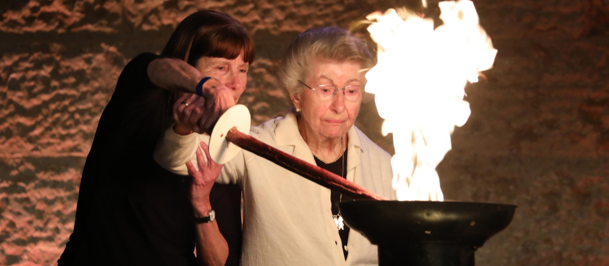 Dos de las supervivientes encendiendo una antorcha para conmemorar a las víctimas del Holocausto