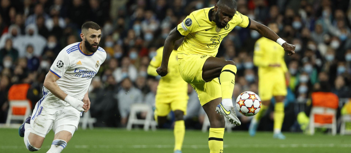 Antonio Rüdiger se anticipa a Benzema en un partido en el Santiago Bernabéu