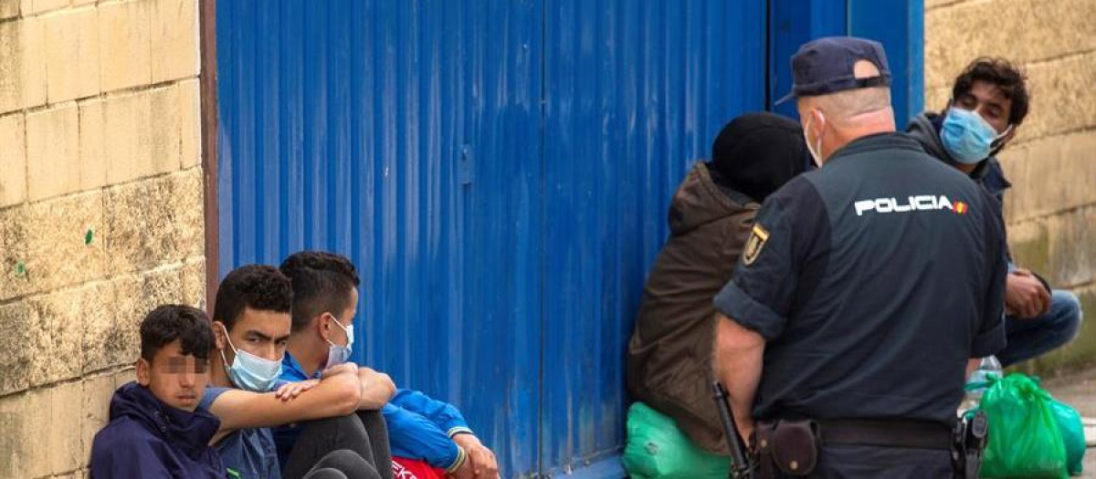 Varios inmigrantes menores en el polígono industrial cercano a la frontera de El Tarajal