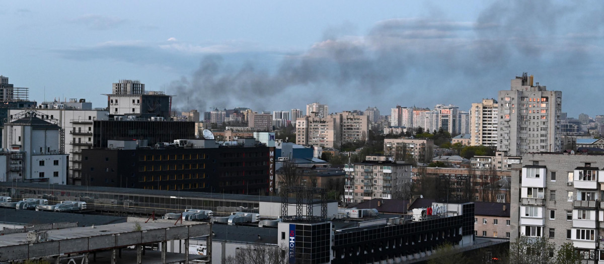 Columna de humo en Kiev después de que los rusos hayan bombardeado nuevamente la capital