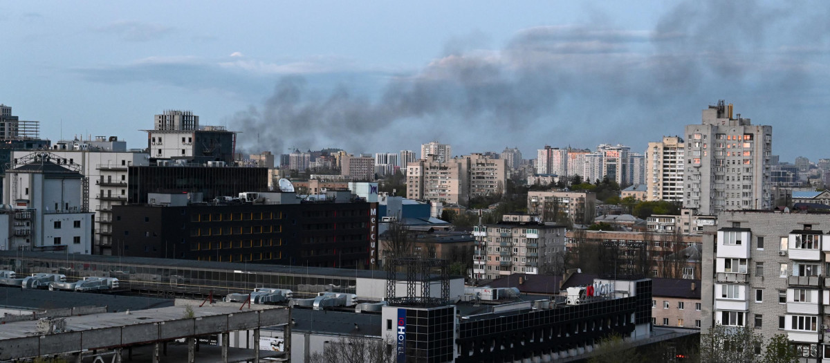 Columna de humo en Kiev después de que los rusos hayan bombardeado nuevamente la capital