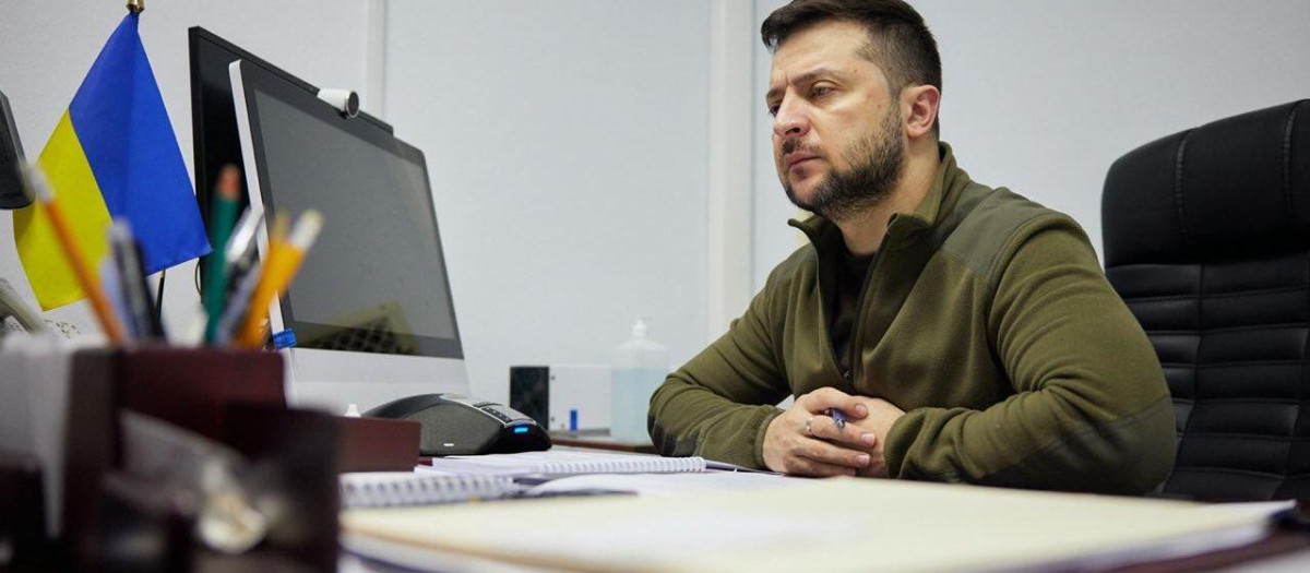 El presidente de Ucrania Volodímir Zelenski en su despacho del Palacio presidencial en Kiev