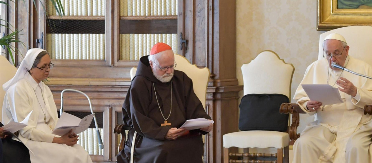 El Papa Francisco sentado junto al cardenal O´Malley, arzobispo de Boston y presidente de la Comisión para la Protección de Menores