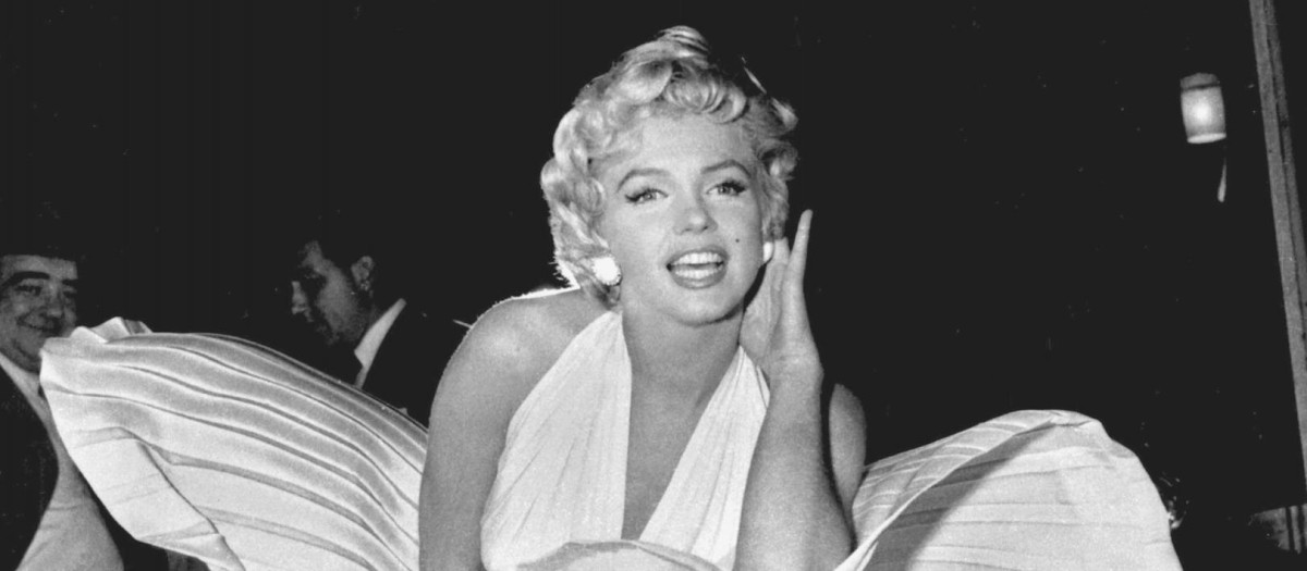 Marilyn Monroe poses over the updraft of New York subway grating while in character for the filming of " The Seven Year Itch " / " La tentacion vive arriba " ; in Manhattan on September 15, 1954.