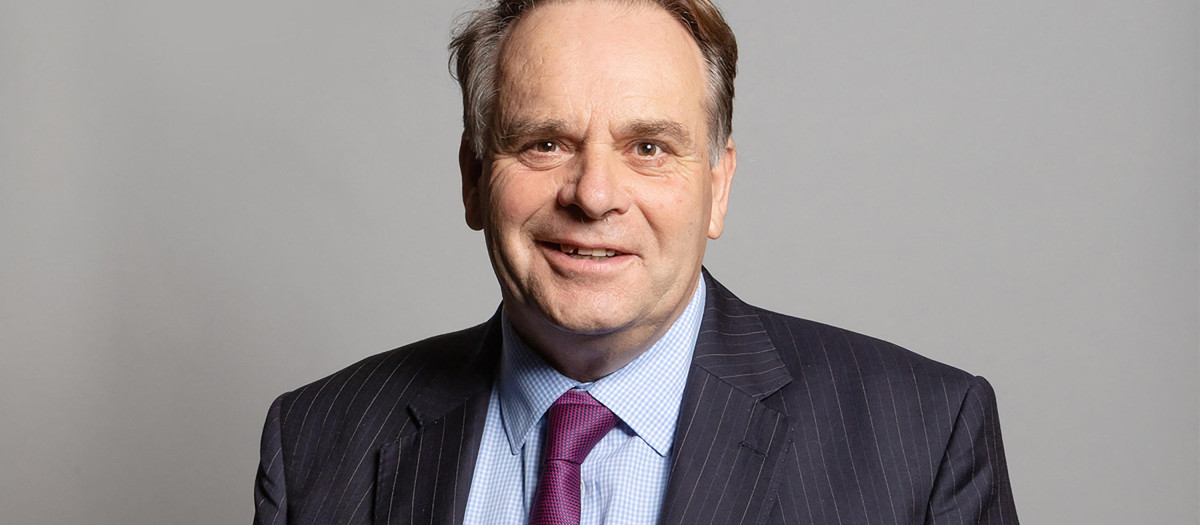 Neil Parish, el diputado suspendido por mirar porno en un debate de la Cámara de los Comunes