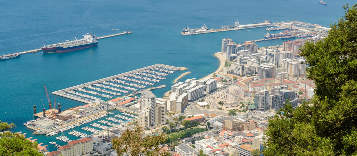 Gibraltar renuncia al rascacielos y reduce el tamaño del puerto deportivo que había previsto en la cara este del Peñón