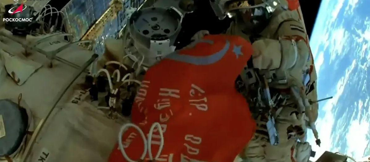 La bandera desplegada sobre la ISS