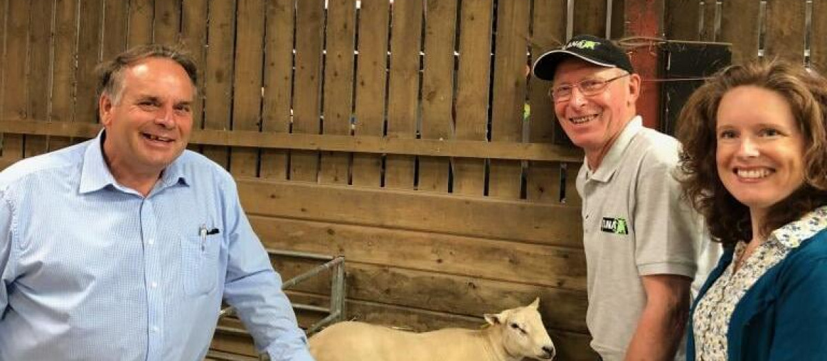Neil Parish en una visita a una granja de la campiña británica. Imagen de su muro de FB
