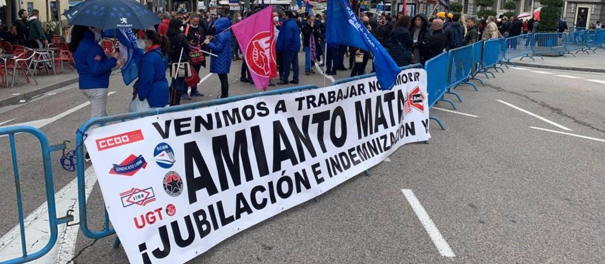 Sindicatos en una concentración frente al Congreso