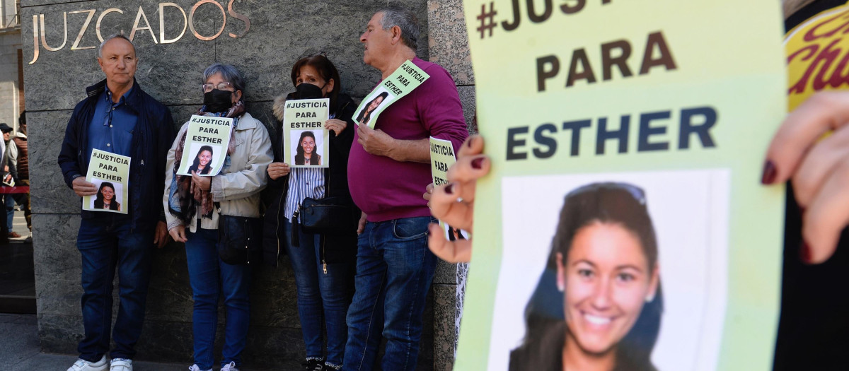 Amigos y familiares de Esther López centrados a las puertas del Juzgado de Instrucción Número 5 de Valladolid pidiendo justicia para la joven.