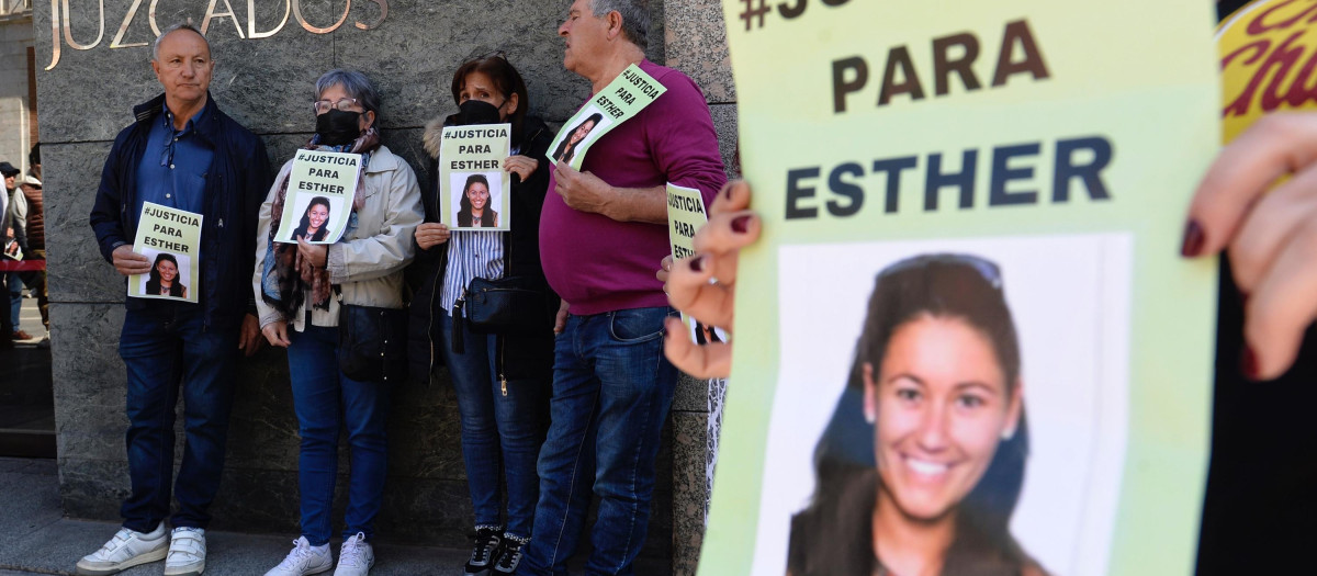 Amigos y familiares de Esther López centrados a las puertas del Juzgado de Instrucción Número 5 de Valladolid pidiendo justicia para la joven.