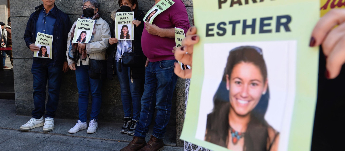 Amigos y familiares de Esther López centrados a las puertas del Juzgado de Instrucción Número 5 de Valladolid pidiendo justicia para la joven.
