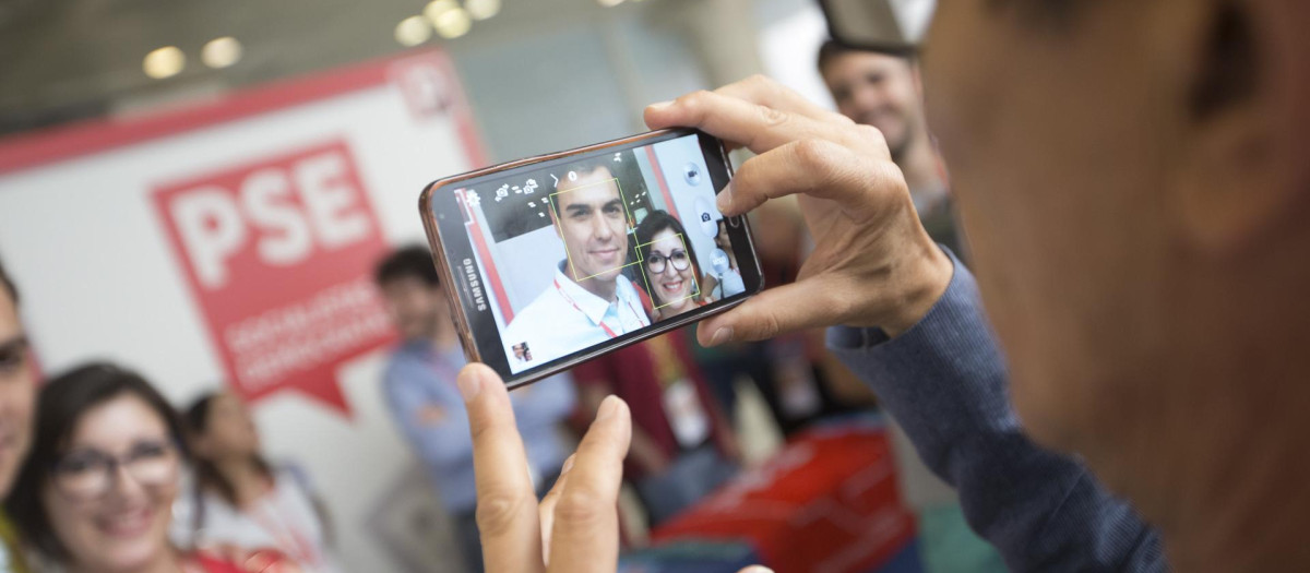 Pedro Sanchez se hace una foto con una simpatizante del PSOE durante un mitin