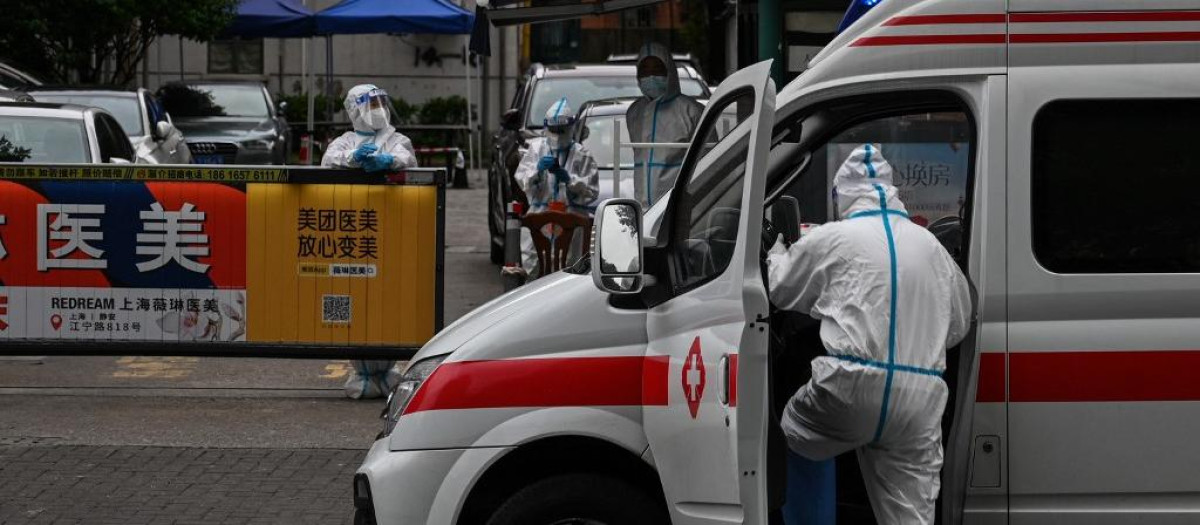 Un conductor de ambulancia en Shanghái, durante el confinamiento impuesto por Pekín.