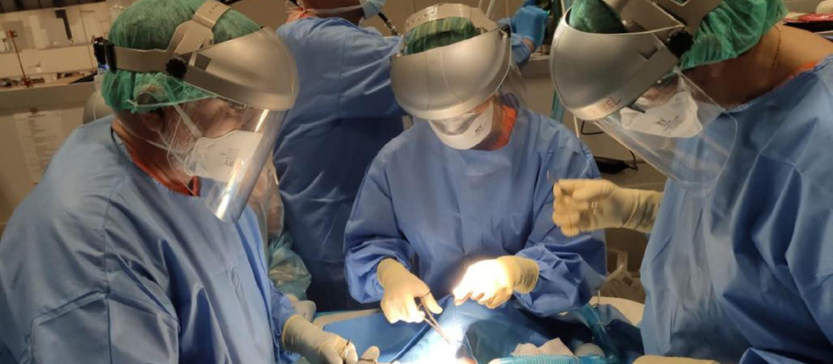 Un equipo médico del hospital temporal de Ifema de Madrid realiza una intervención quirúrgica