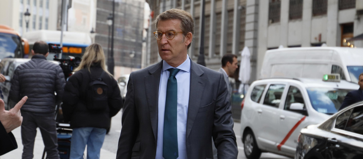 Alberto Núñez Feijóo a su llegada al desayuno informativo con El Debate