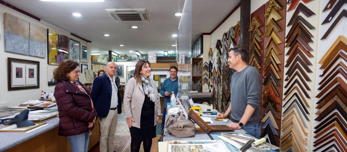La alcaldesa de Pozuelo de Alarcón, Susana Pérez Quislant, visita Samol Cuadros
POLITICA
AYUNTAMIENTO DE POZUELO DE ALARCÓN