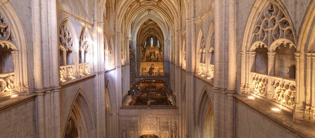 Vista desde la nave central del triforio de la catedral de Palencia