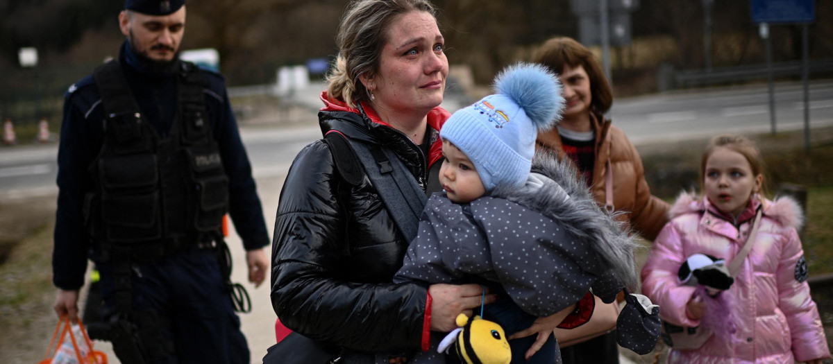 Una refugiada ucraniana llega a Polonia, foto de archivo