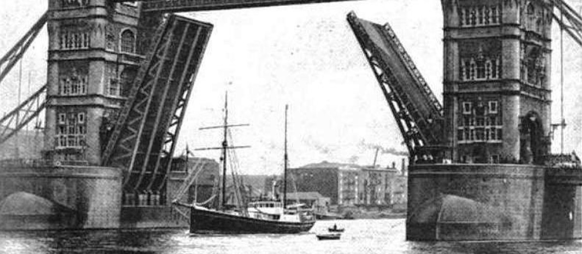 El Quest, barco de la expedición pasando bajo el puente de la Torre de Londres antes de iniciar su viaje a la Antártida
