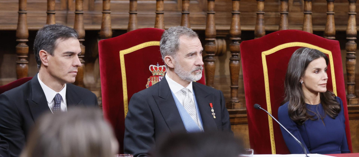 Los Reyes junto a Pedro Sánchez, durante la entrega del premio Miguel de Cervantes 2021, el pasado abril