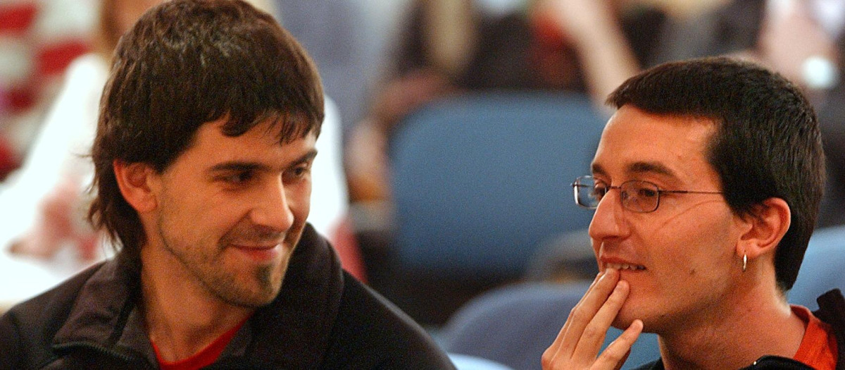 Gorka Loran (derecha) y Garikoitz Arruarte (izquierda) durante el juicio por colocar dos maletas-bomba en el intercity Irún-Madrid