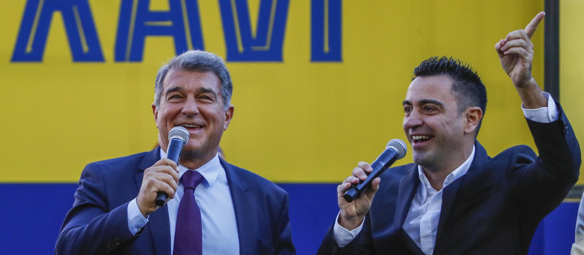 Joan Laporta y Xavi Hernández durante la presentación de este último