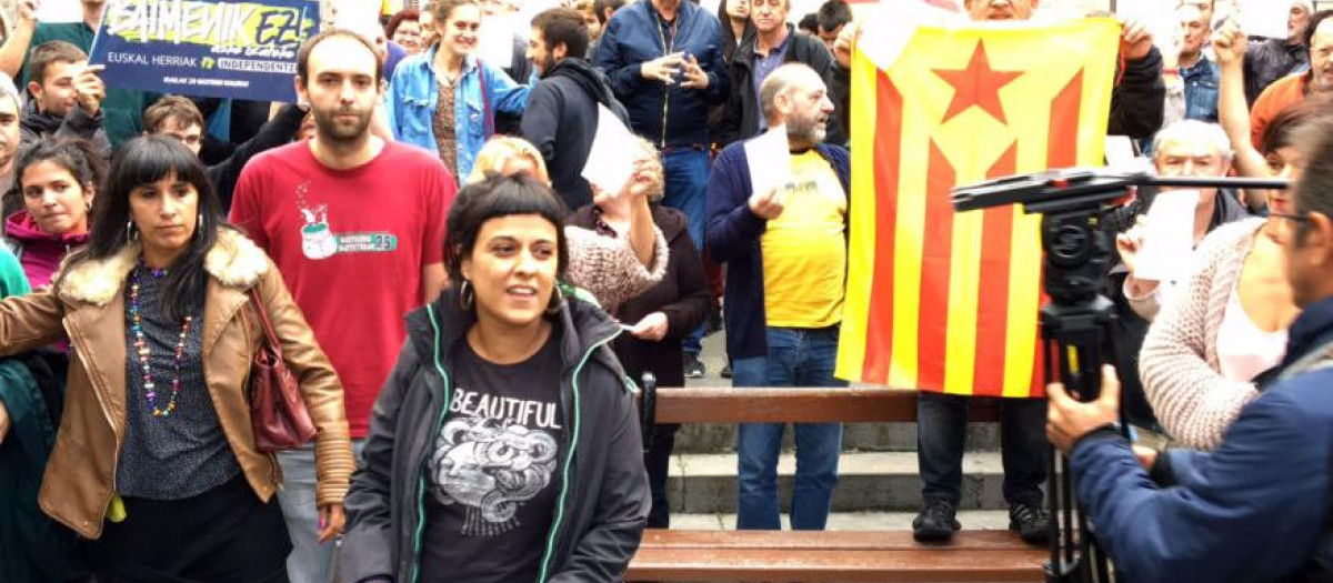La entonces diputada autonómica de la CUP, Anna Gabriel, en un acto con radicales vascos en Vitoria, País Vasco, en 2017