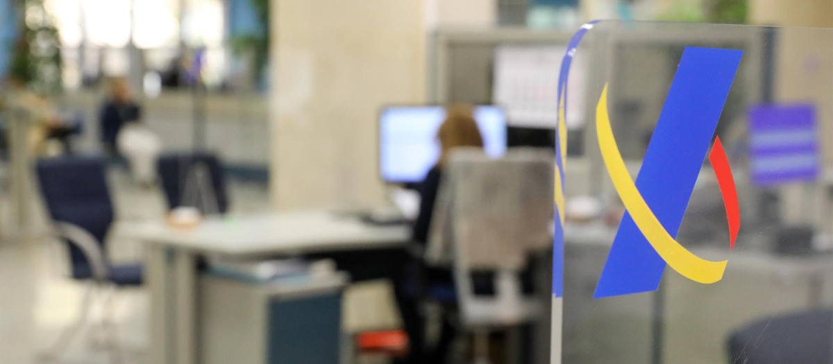 Una empleada trabaja en una oficina de la Agencia Tributaria