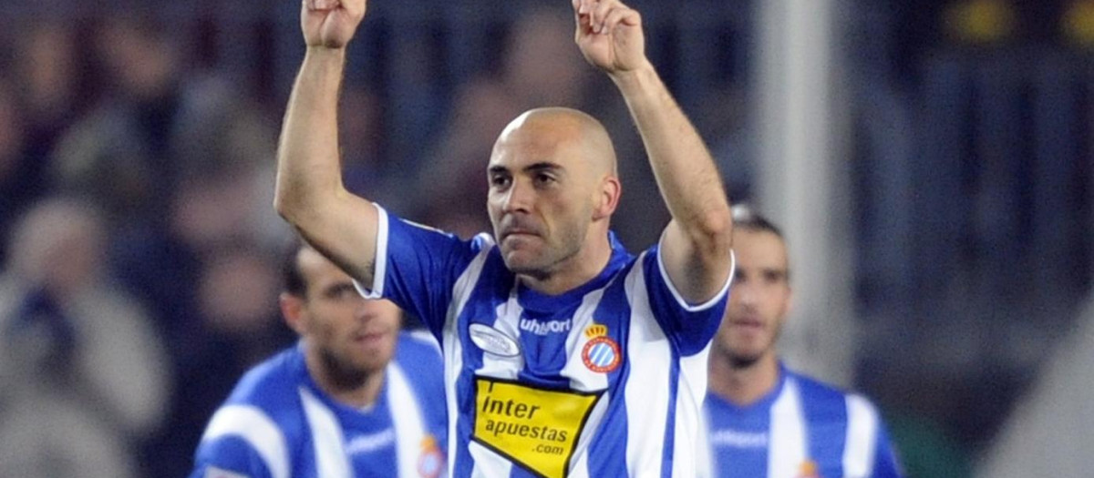 Iván de la Peña celebra un gol del Espanyol contra el Barcelona