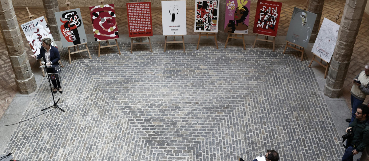 GRAFCAV5130. PAMPLONA, 04/05/2022.-  Imagen de archivo del pasado 25 de abril de la presentación de los carteles finalistas de estos próximos Sanfermines del 2022. El Ayuntamiento de Pamplona ha decidido este mediodía suspender cautelarmente la votación popular para la elección del cartel anunciador de los Sanfermines 2022 por sospechas de fraude en los votos recibidos a través de la web www.pamplona.es.La empresa pública ANIMSA, responsable del mantenimiento informático de la web municipal, ha detectado una concentración de votos inusual a favor de un cartel en determinadas franjas horarias de los últimos días, informa el Ayuntamiento de Pamplona en un comunicado.          +++Archivo+++EFE/ Jesús Diges