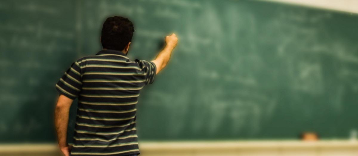 Un profesor impartiendo clase en un aula, en una imagen de recurso.