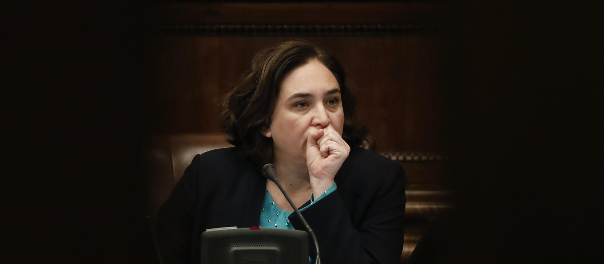 La alcaldesa de Barcelona, Ada Colau, durante el pleno del Ayuntamiento de Barcelona.