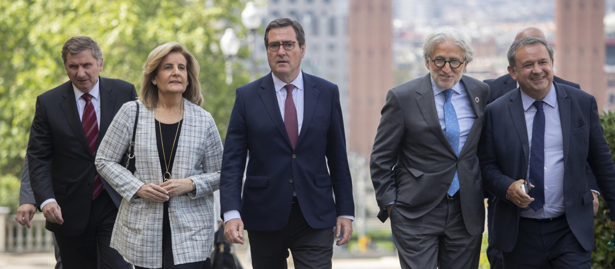 Antonio Garamendi (3i), acompañado de la presidenta de la Fundación CEOE, Fátima Báñez (2i) y el responsable de los CREADE de toda España, Rafael Núñez