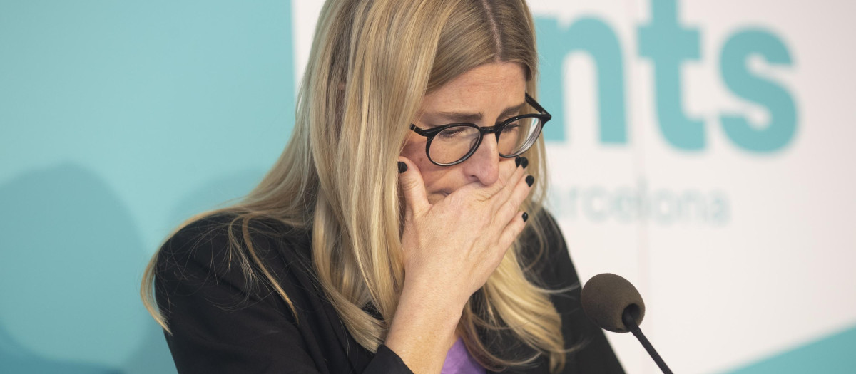 La líder de Junts, Elsa Artadi, visiblemente emocionada en la rueda de prensa donde ha renunciado a su cargo.