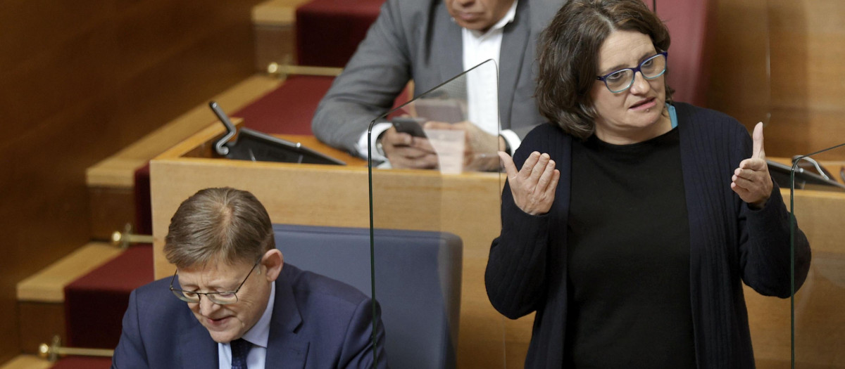 La vicepresidenta Mónica Oltra y el presidente Ximo Puig en una sesión de control de las Cortes en abril.