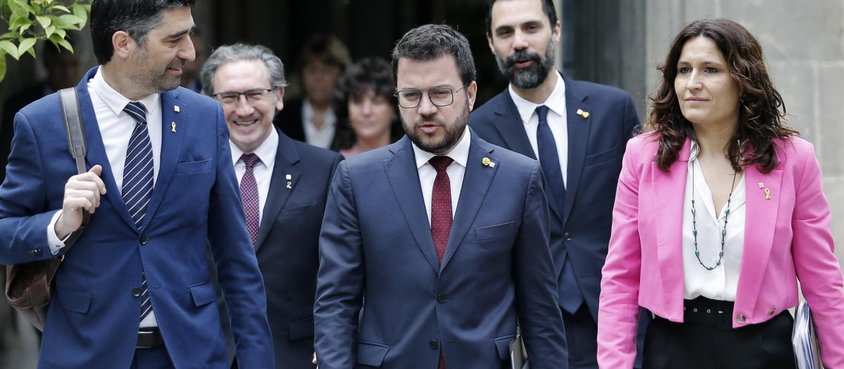 El presidente de la Generalitat, Pere Aragonès, acompañado por la consellera de la Presidéncia, Laura Vilagrà (d) y del vicepresidente del Govern, Jordi Puigneró (i), se dirigen hacia la reunión semanal del Govern el martes 3 de mayo