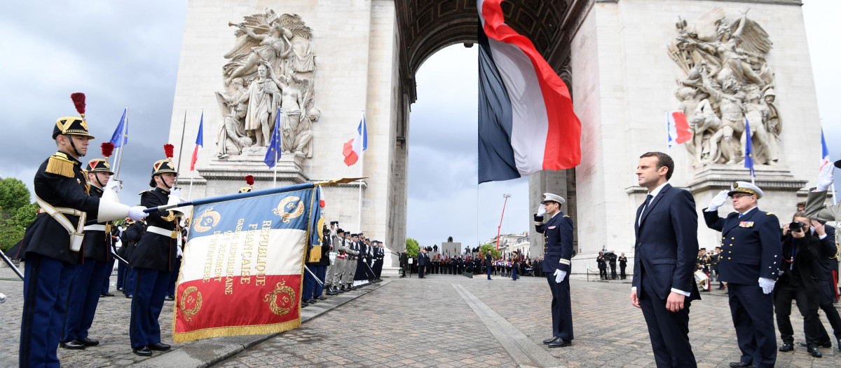 El presidente francés Emmanuel Macron (centro) después de su ceremonia formal de toma de posesión como presidente francés el 14 de mayo de 2017 en París
