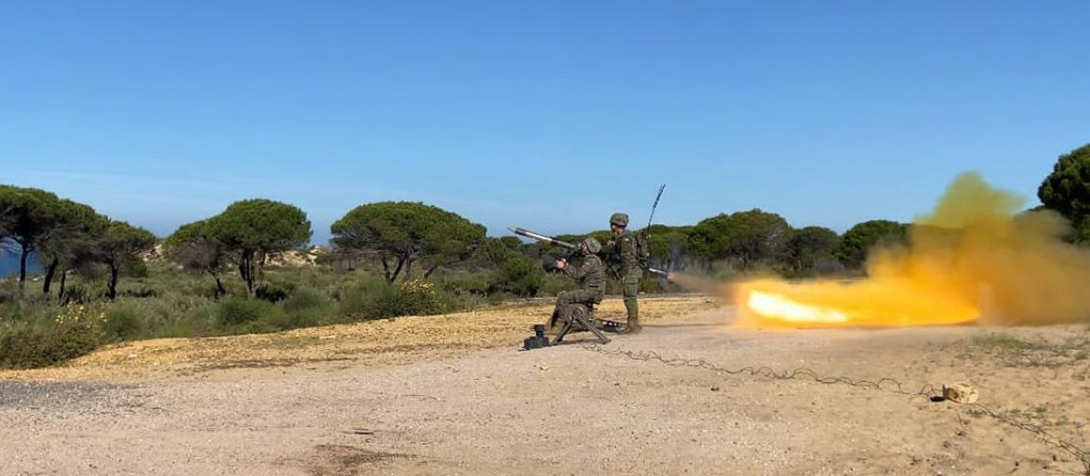 Un momento del lanzamiento del misil Mistral III en el campo de tiro de Mazagón (Huelva)