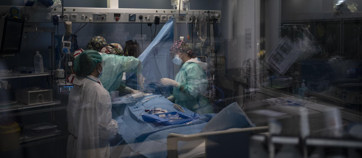 Un paciente de covid recibe tratamiento en un hospital de Barcelona