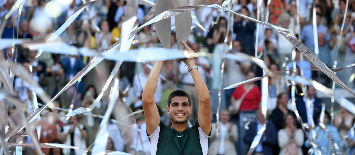 Carlos Alcaraz levanta el trofeo de campeón del Mutua Madrid Open