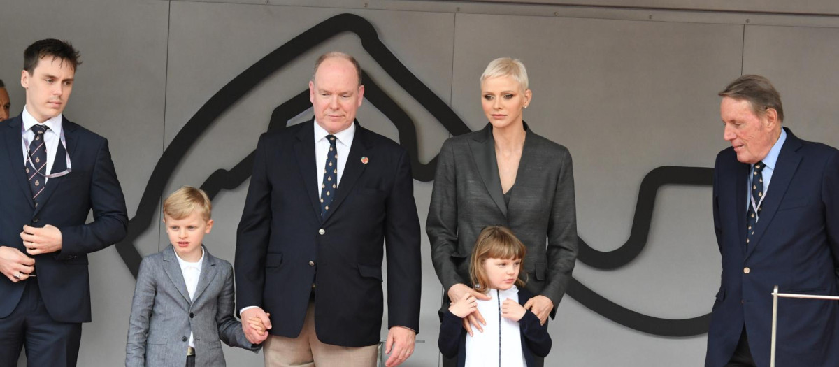Charlene de Mónaco junto al príncipe Alberto con sus hijos