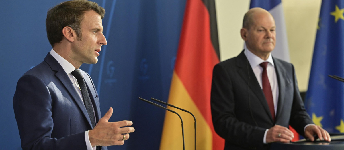 El presidente francés Emmanuel Macron (Iz) y el canciller alemán Olaf Scholz y en conferencia de prensa en la Cancillería de Berlín