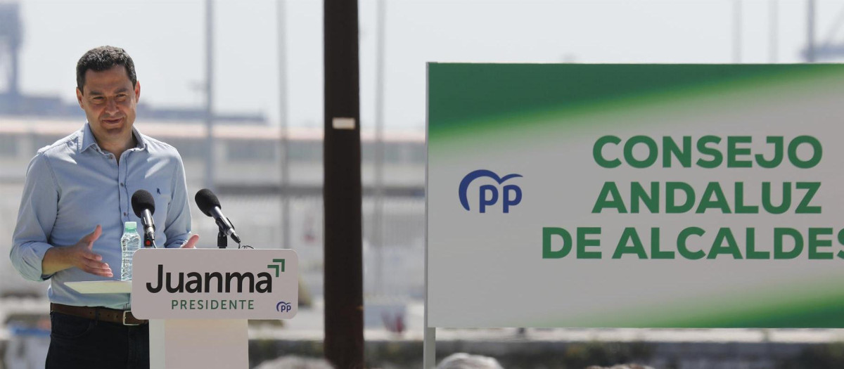 El presidente de la Junta de Andalucía, Juanma Moreno, ha clausurado la reunión del Consejo de Alcaldes del PP de Andalucía que se ha celebrado este sábado en Algeciras (Cádiz). Moreno ha apelado a lograr una "mayoría suficiente" tras las próximas elecciones autonómicas del 19J para "no volver a la casilla de salida"